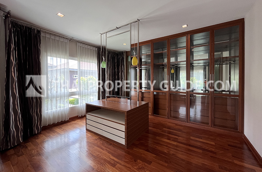 House with Shared Pool in Bangnatrad 